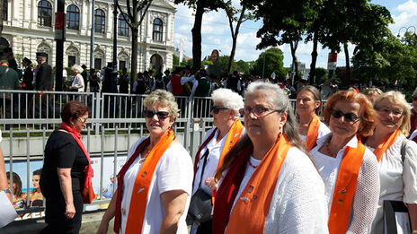 Der 1. Wiener Gemeindebauchor trifft sich mit über 600 weiteren SängerInnen vor dem Wiener Rathaus.