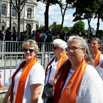 Der 1. Wiener Gemeindebauchor trifft sich mit über 600 weiteren SängerInnen vor dem Wiener Rathaus.