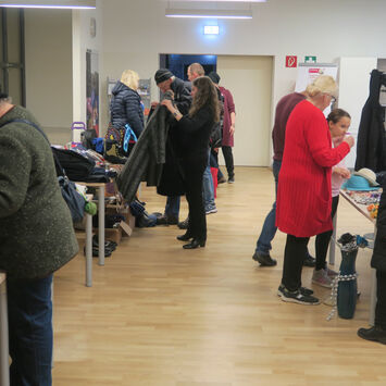 Zahlreiche BesucherInnen beim Flohmarkt im BewohnerInnen-Zentrum Karl-Waldbrunner-Hof