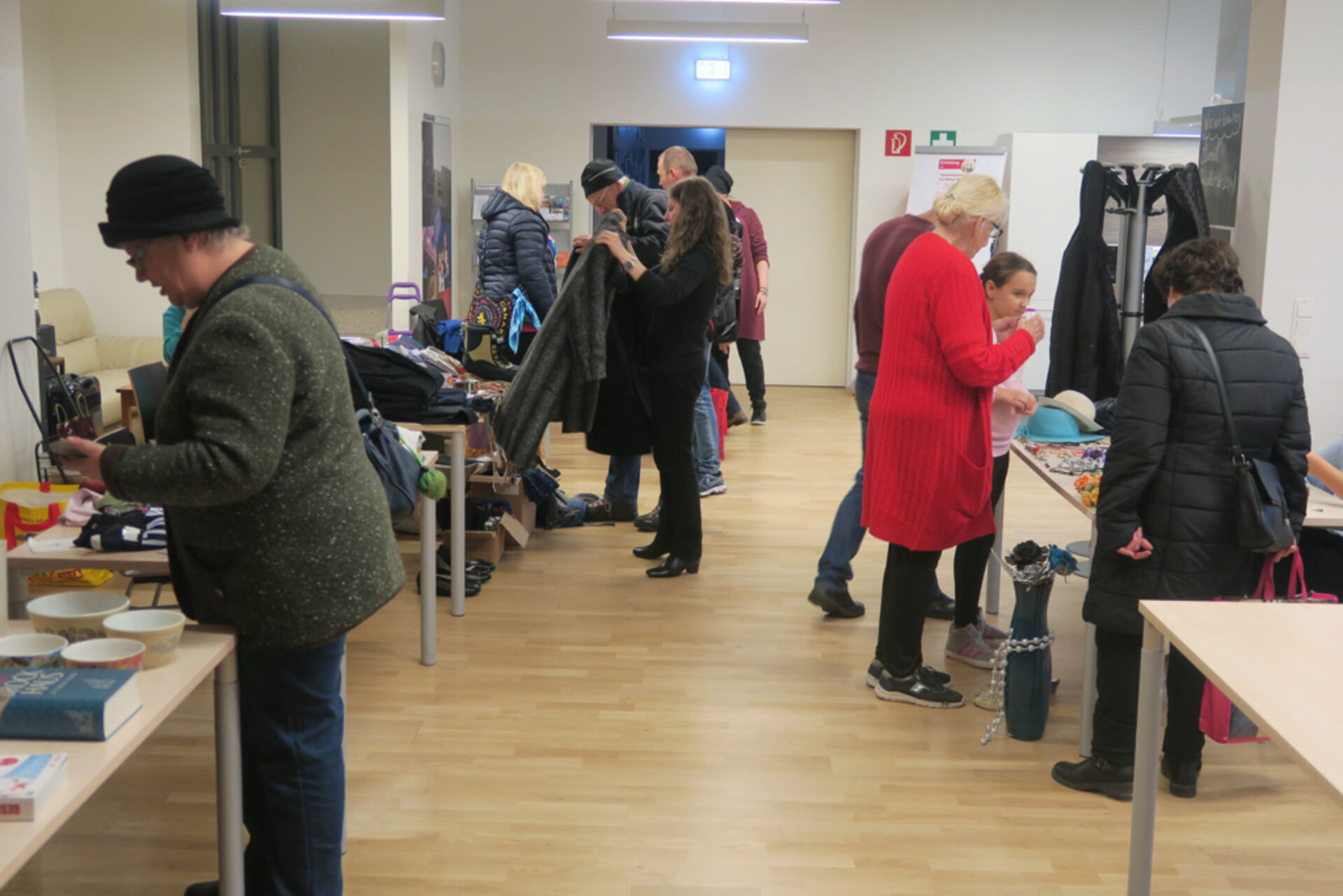 Zahlreiche BesucherInnen beim Flohmarkt im BewohnerInnen-Zentrum Karl-Waldbrunner-Hof