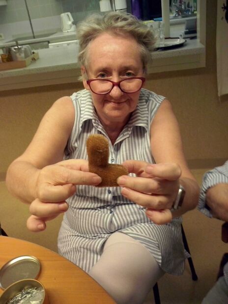 Stolz präsentiert die Bewohnerin den ersten fertigen Teil ihres Teddy's