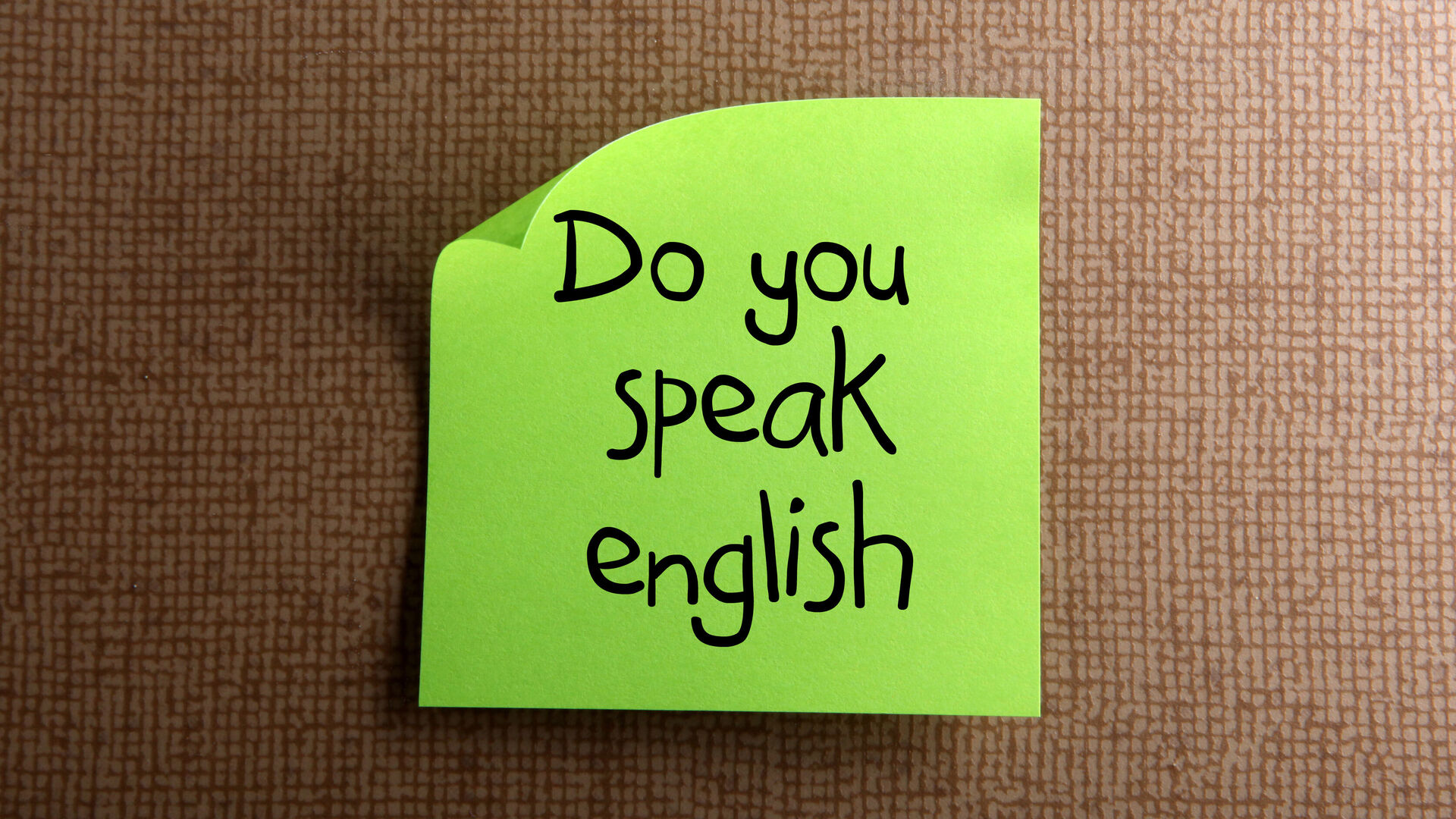 Grünes Post-it mit der Aufschrift "Do you speak English"