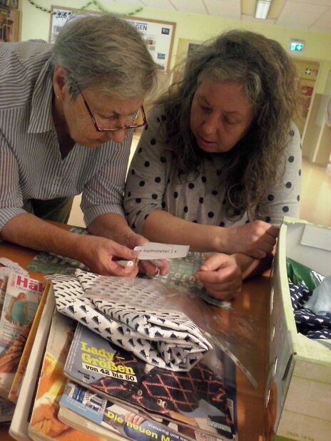 In Zusammenarbeit werden die Teddies erstellt