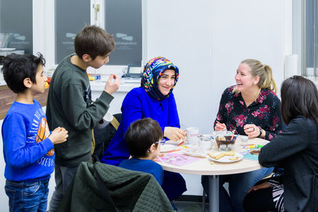 BesucherInnen haben Spaß beim Adventzauber