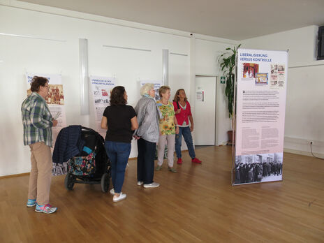 Teilnehmerinnen des Frauencafés bewundern die Ausstellung