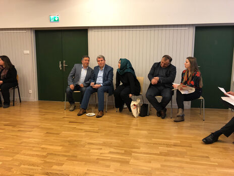 BesucherInnen im Gespräch