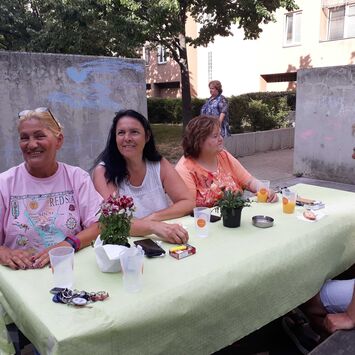 BewohnerInnen beim gemeinsamen Nachbarschafts-Café