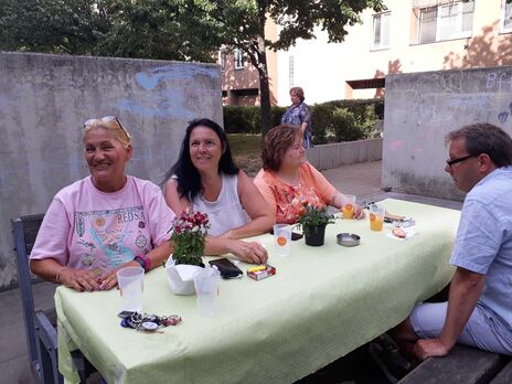 BewohnerInnen beim gemeinsamen Nachbarschafts-Café