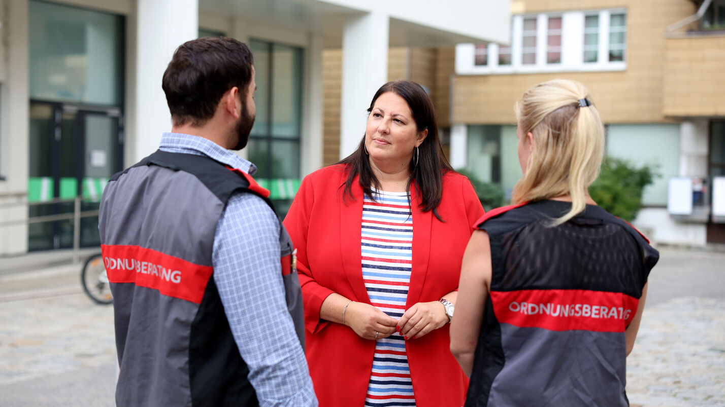 Vizebürgermeisterin Kathrin Gaál im Gespräch mit zwei Mitarbeiter*innen der Ordnungsberatung von Wiener Wohnen