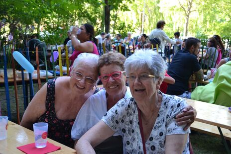 Freunde treffen und Spaß haben - Miteinander beim Sommerfest