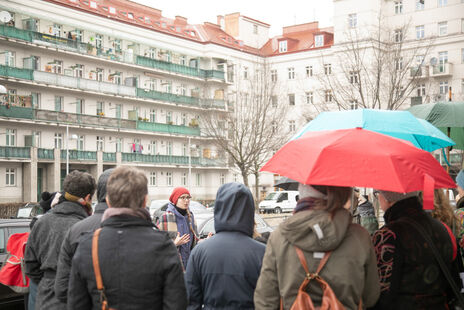 Julia Schranz führt durch den Gemeindebau am Friedrich-Engels-Platz 1-10 