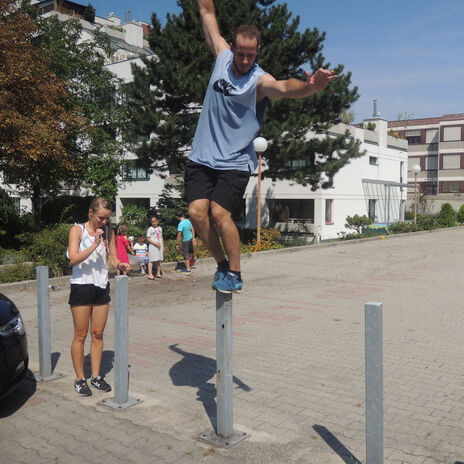 Parcour-Lauf auf Pfählen