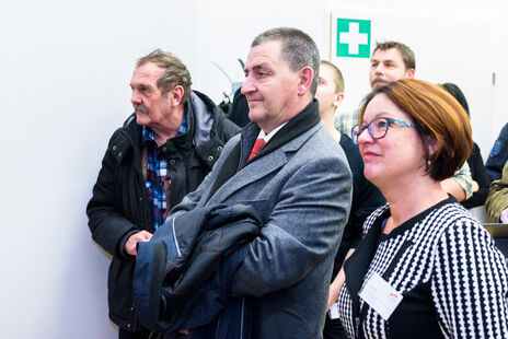 Besucher mit wohnpartner-Mitarbeiterin