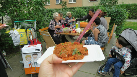Essen und gute Gespräche beim Hofcafé in der Adolf-Loos-Gasse