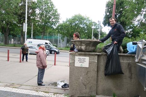 BewohnerInnen und wohnpartner-Mitarbeiter beim Garteln im Reumannhof