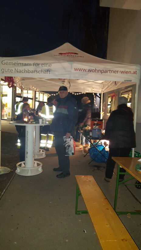 BesucherInnen des Adventfests in der Mayerweckstrasse