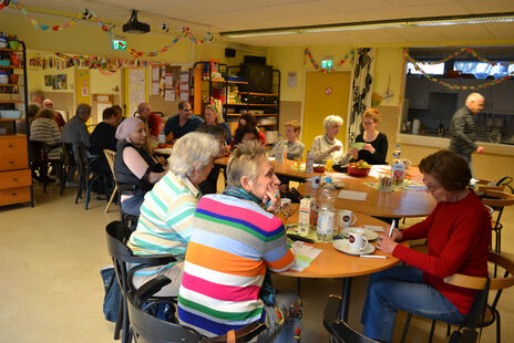 Gruppe an LernbegleiterInnen bildet sich im BewohnerInnen-Zentrum Bassena 10 weiter