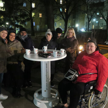 BesucherInnen beim Punsch im Otto-Gratzl-Hof