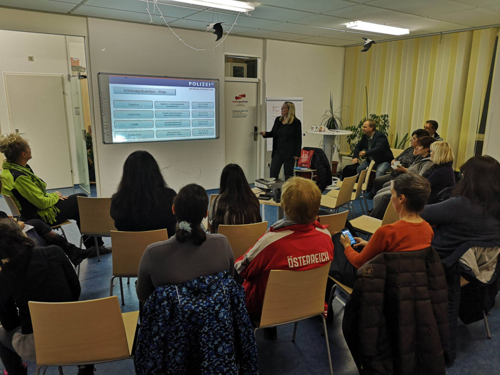 Vortrag mit zahlreichen BesucherInnen im BewohneInnen-Zentrum Steinergasse