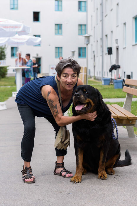 Bewohnerin mit HUnd beim Boccia-Turnier