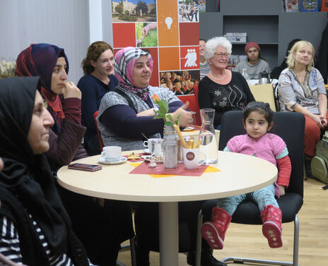 Frauen unterschiedlicher Herkunft beim Treffen