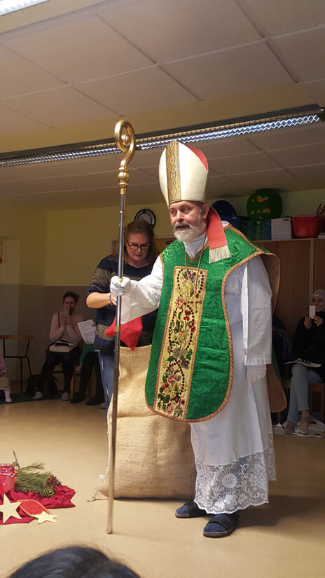 Nikolo zu Besuch bei Nikolofeier im BewohnerInnen-Zentrum Bassena 10