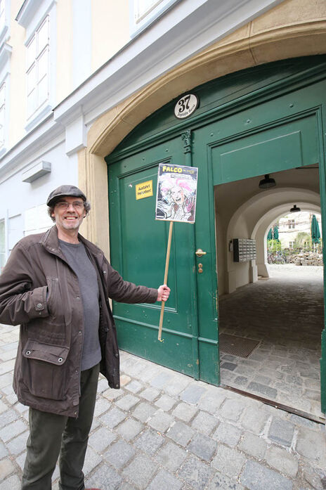 Die Führung führt zum Stammlokal, bzw. in den Innenhof des Falco-Wohnhauses, in dem dieser auch seinen Hit „Der Kommissar“ geschrieben hat. 