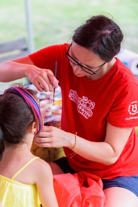 Kinderschminken beim Sommerfest