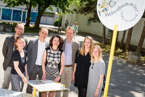 Ein Gruppenfoto der VertreterInnen von: KÖR Kunst im öffentlichen Raum Wien, der Universität für angewandte Kunst Wien, Wiener Wohnen und weitere Kooperationspartner.