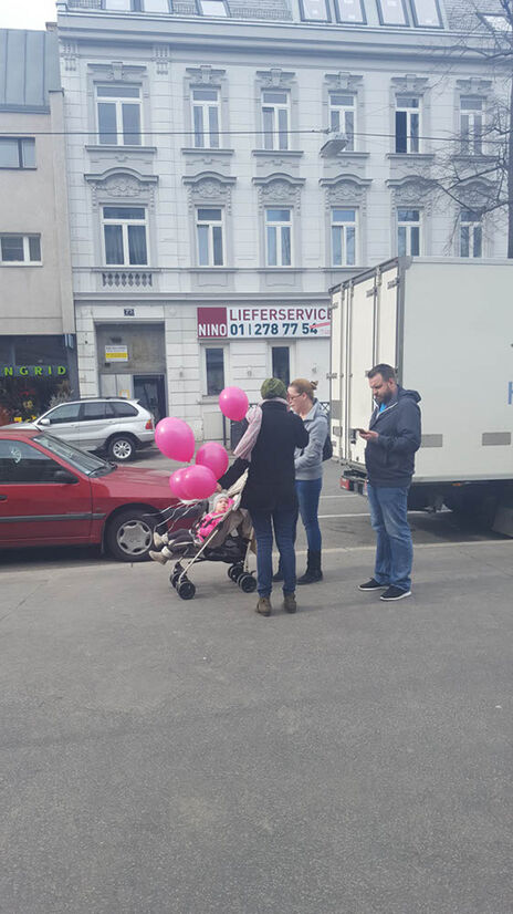 Luftballons werden verteilt.