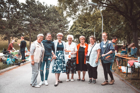 Gruppenbild mit MieterInnen, OrganisatorInnen & MietervertreterInnen sowie wohnpartner-MitarbeiterInnen