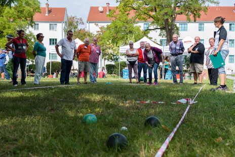 TeilnehmerInnen beim Boccia-Spiel