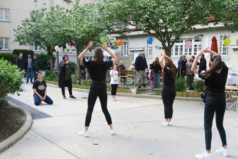 Tanzgruppe beim Hoffest