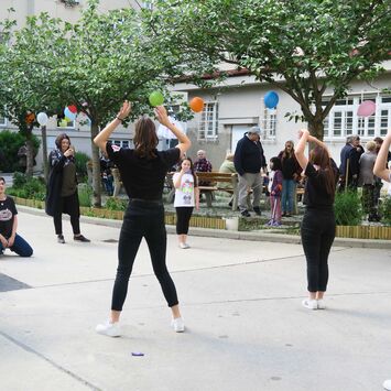 Tanzgruppe beim Hoffest