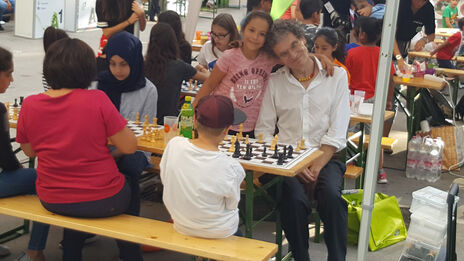 BesucherInnen beim Schachspiel