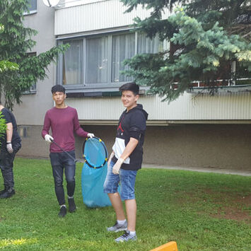 SchülerInnen sammeln am Aktionstag Müll