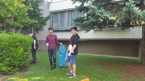 SchülerInnen sammeln am Aktionstag Müll