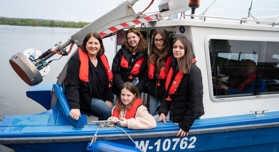 Im vergangenen Jahr war Töchtertag-Initiatorin und Vizebürgermeisterin und Frauenstadträtin Kathrin Gaál zu Besuch bei der viadonau – Österreichische Wasserstraßen-Gesellschaft mbH und fuhr gemeinsam mit den teilnehmenden Mädchen mit dem Vermessungsboot auf der Donau.