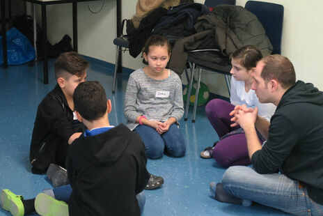 Die Kinder der Europaschule erarbeiten in Workshops Themen wie "Kommunikation durch Sprache", "Nonverbale Kommunikation", "geschriebene und ungeschriebene Gesetze". 