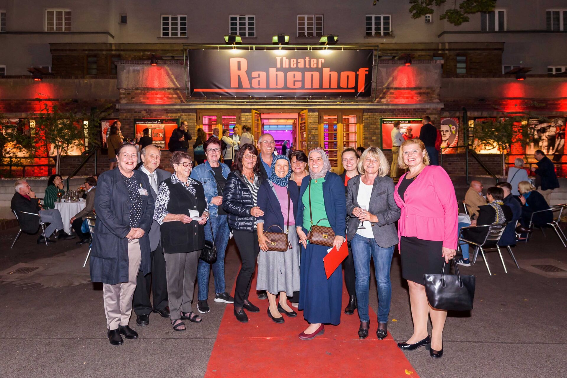 Gruppenfoto von Ehrenamtlichen vor dem Rabenhoftheater