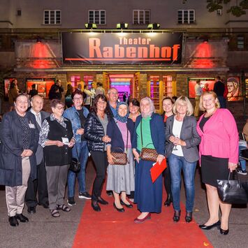 Gruppenfoto von Ehrenamtlichen vor dem Rabenhoftheater