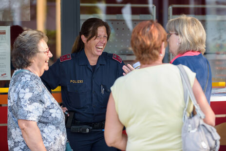 Besucherinnen im Gespräch mit Polizistin