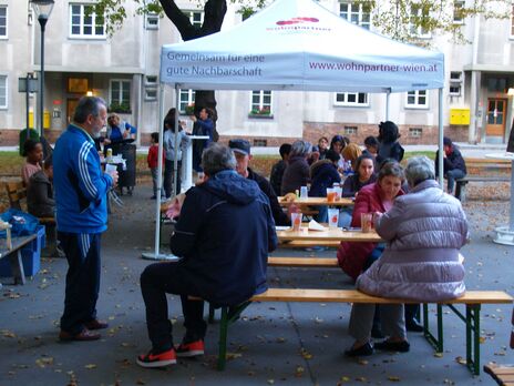 Zahlreiche BesucherInnen beim gemeinsamen Hoffest