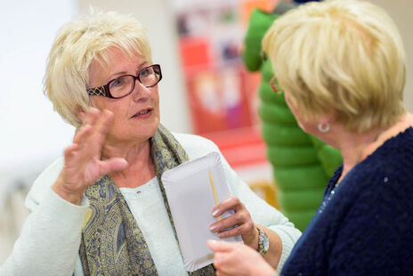 Besucherinnen im Gespräch.