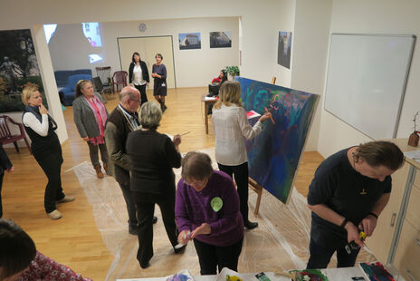 BesucherInnen beim gemeinsamen Malen im BewohnerInnen-Zentrum 