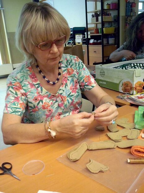 Bewohnerin arbeitet an ihrem Teddy