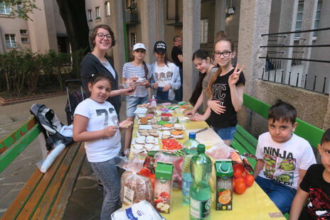 Verdiente Belohnung: Gemeinsame Jause nach dem Aufräumen