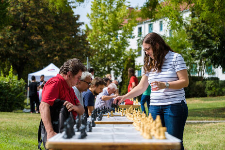 Simultan-Schach beim Schach-Abschlußfest