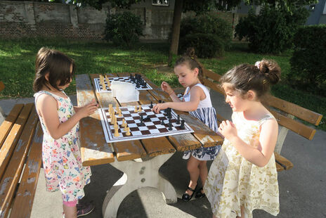 Die Kinder beginnen mit einer Schach-Runde.