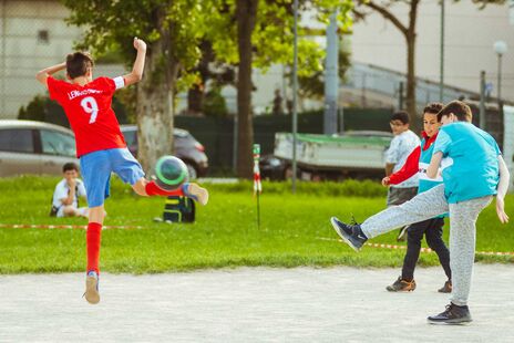 Kinder beim Fußballspielen